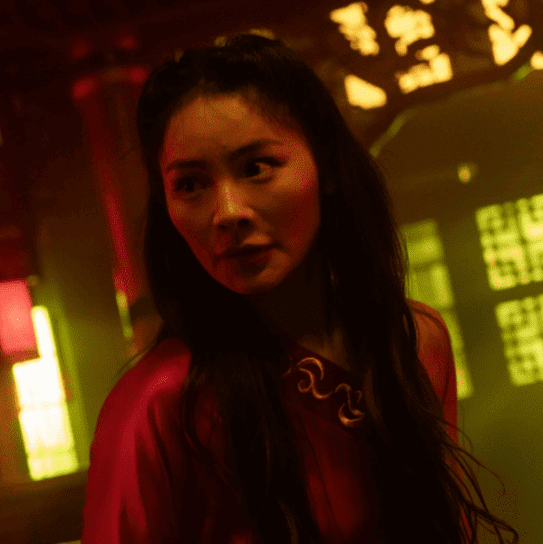 Yaxi Liu, attrice in una scena nel film di Mainetti