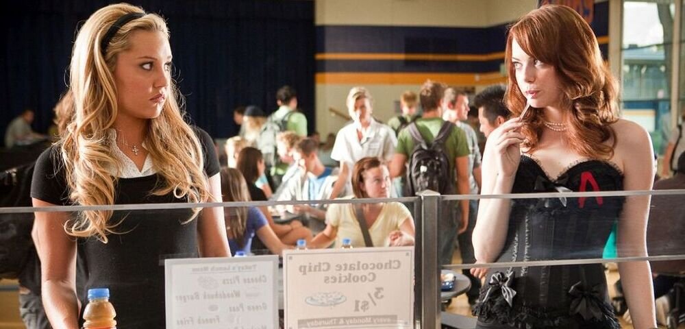Easy Girl, una scena del film con Emma Stone e Amanda Bynes