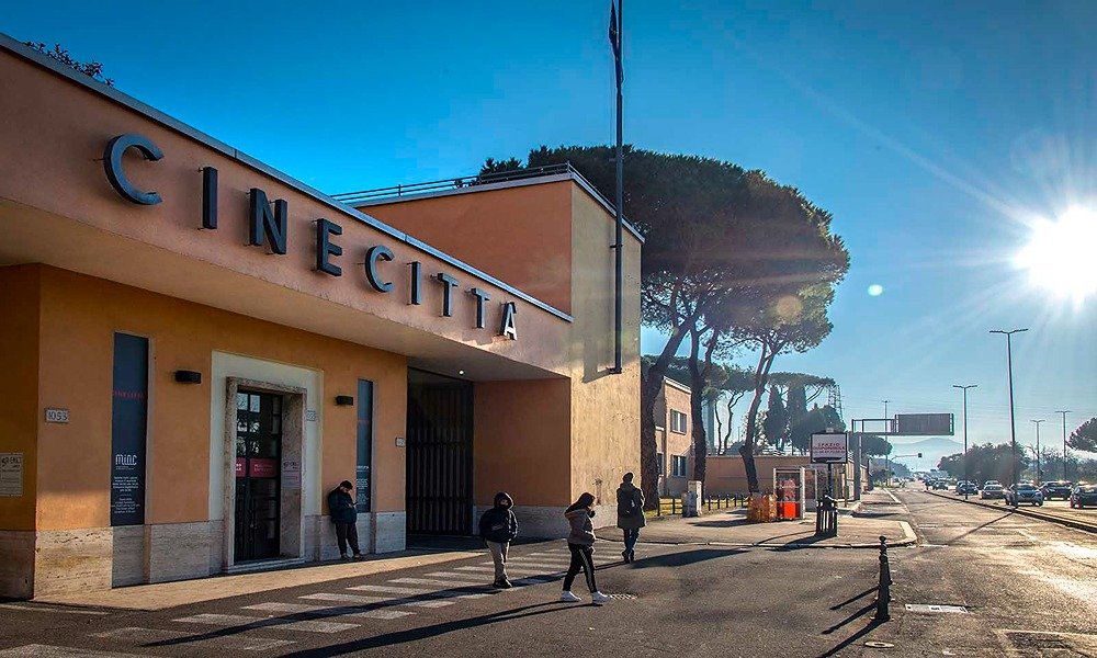 Cinecittà torna in utile nel 2025 con 1,2 milioni di dollari. Il merito è dei grandi set di Hollywood a Roma, da Denzel Washington a Mel Gibson.